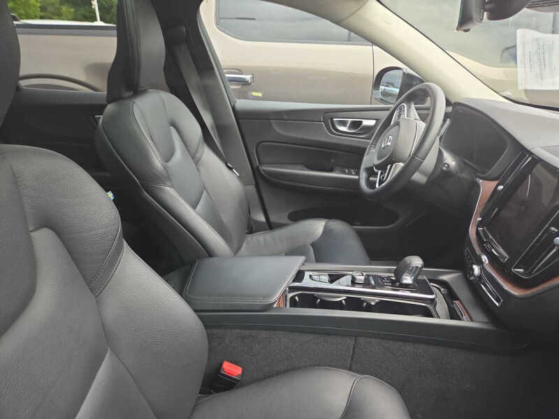 2023 Volvo XC60 B5 Plus Dark Theme