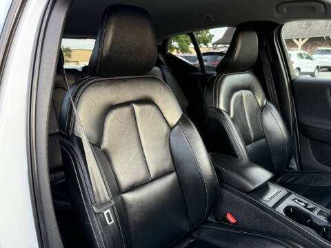 2022 Volvo XC40 T4 Momentum