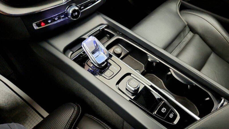 2025 Volvo XC60 B5 Ultra Black Edition