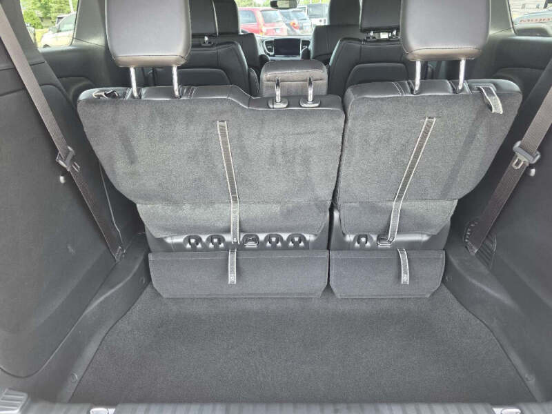 2027 Chrysler Pacifica Select