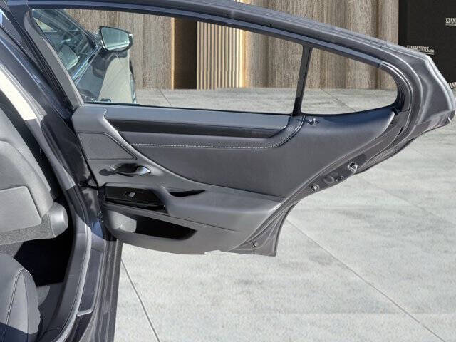 2025 Lexus ES 300h F SPORT Design