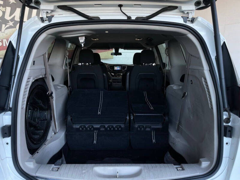 2022 Chrysler Voyager LX
