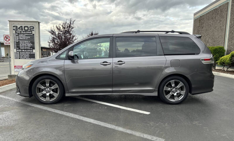 2020 Toyota Sienna SE 8-Passenger