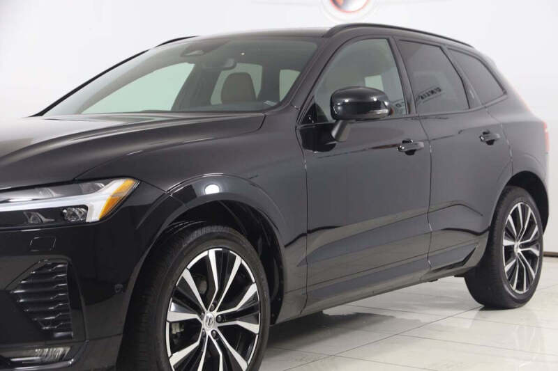 2023 Volvo XC60 B5 Plus Dark Theme