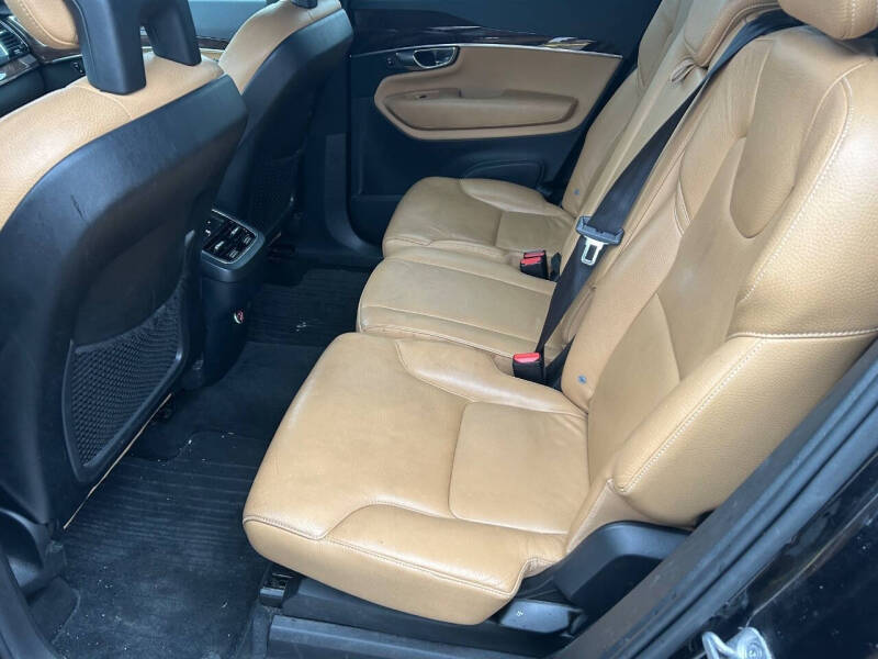 2016 Volvo XC90 T6 Momentum