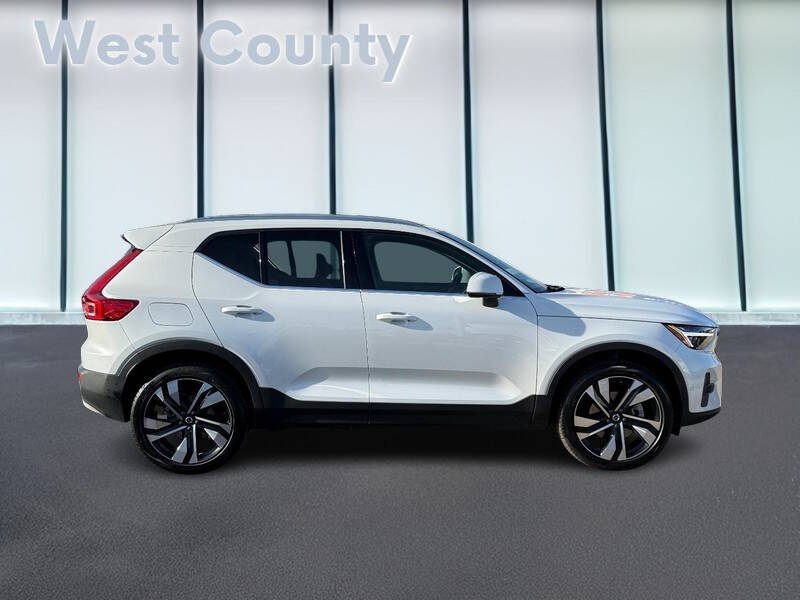 2023 Volvo XC40 B5 Ultimate Bright Theme