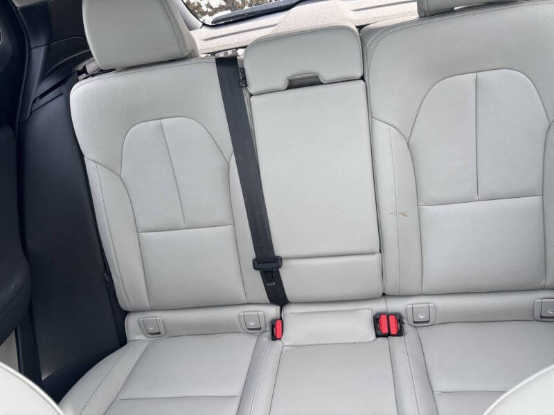 2025 Volvo XC40 B5 Plus Dark Theme