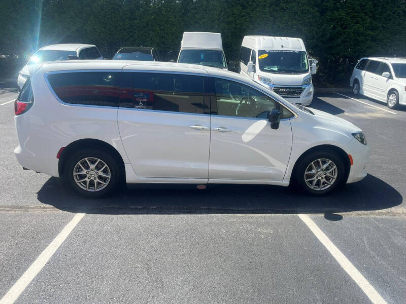2024 Chrysler Voyager LX