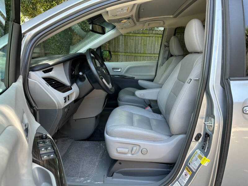 2015 Toyota Sienna XLE 7-Passenger Auto Access Seat
