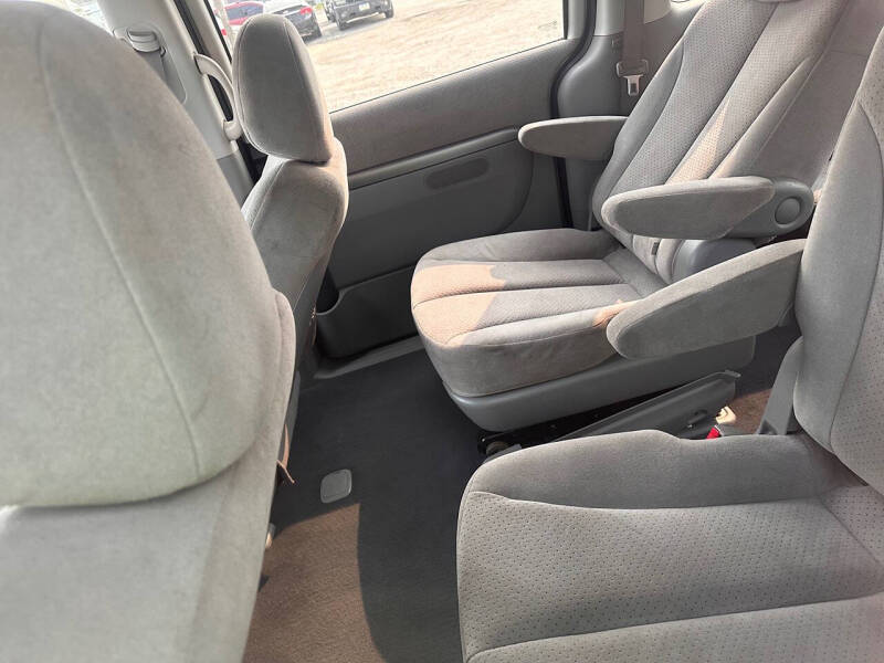 2008 Hyundai Entourage GLS