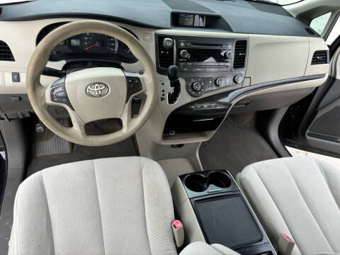2012 Toyota Sienna LE 7-Passenger