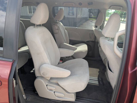 2014 Toyota Sienna LE 8-Passenger