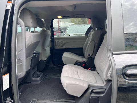 2022 Toyota Sienna LE 8-Passenger