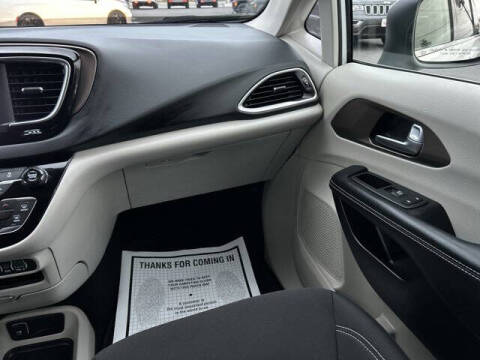 2022 Chrysler Voyager LX