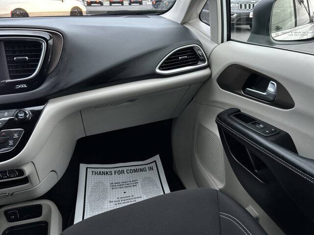 2022 Chrysler Voyager LX