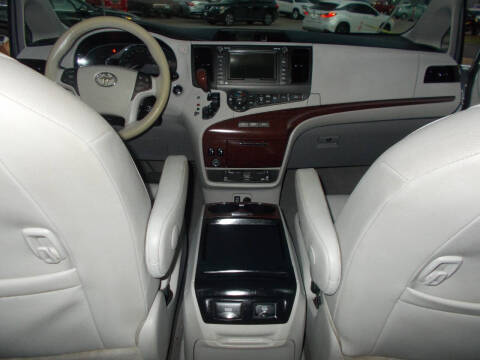 2011 Toyota Sienna XLE 7-Passenger Auto Access Seat