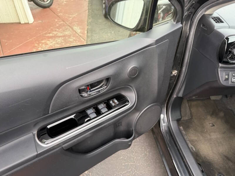2016 Toyota Prius c Three