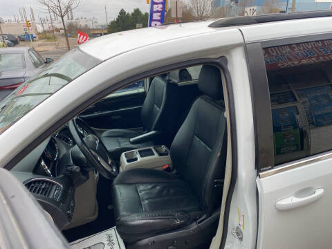 2014 Chrysler Town and Country Touring-L