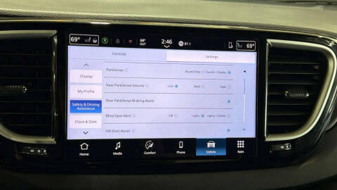 2025 Chrysler Pacifica Select