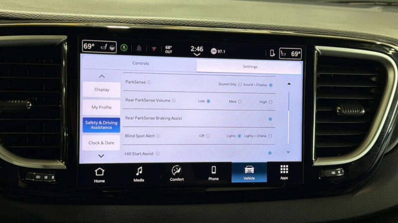 2025 Chrysler Pacifica Select