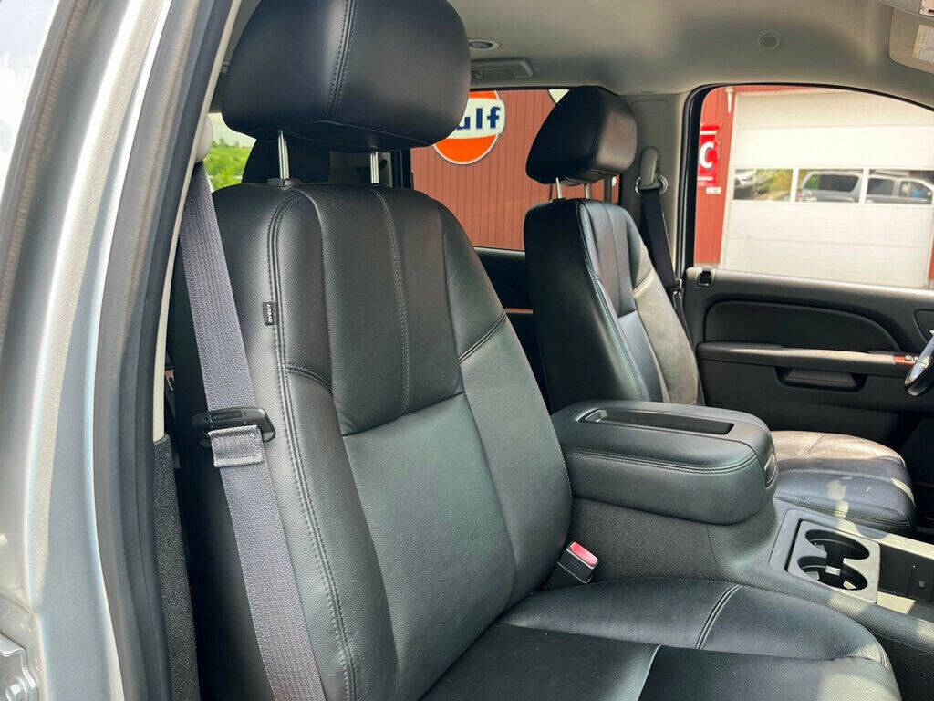 2013 Chevrolet Suburban 24