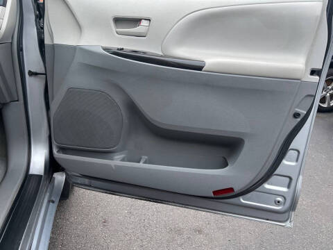 2013 Toyota Sienna LE 7-Passenger