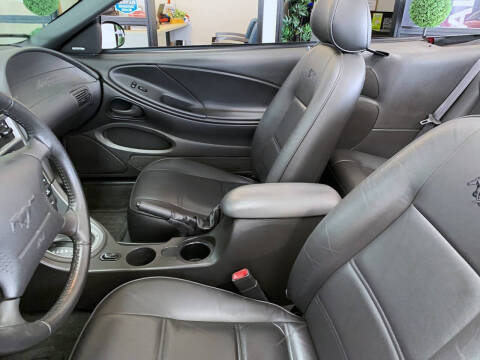 2004 Ford Mustang Deluxe