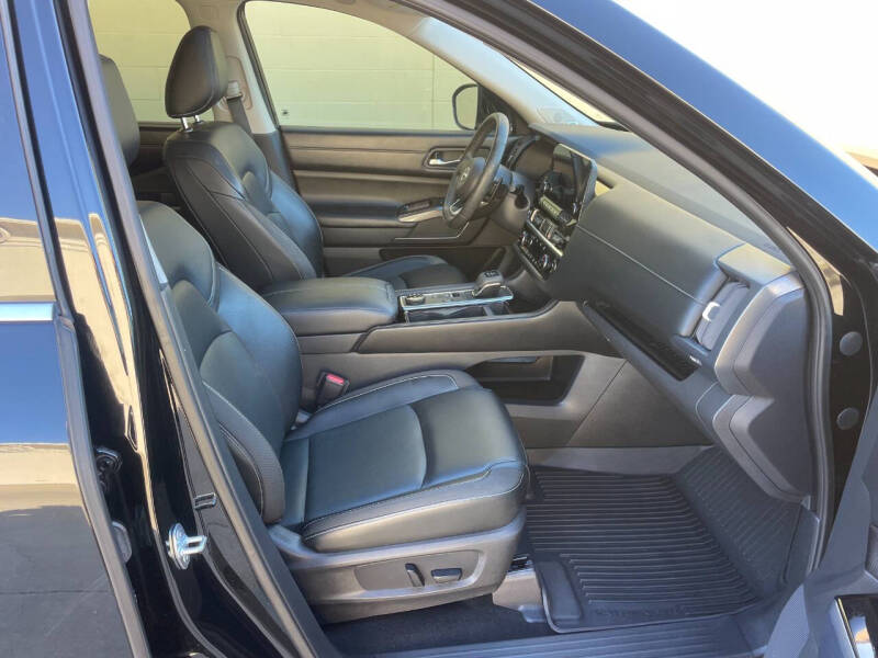 2022 Nissan Pathfinder SL