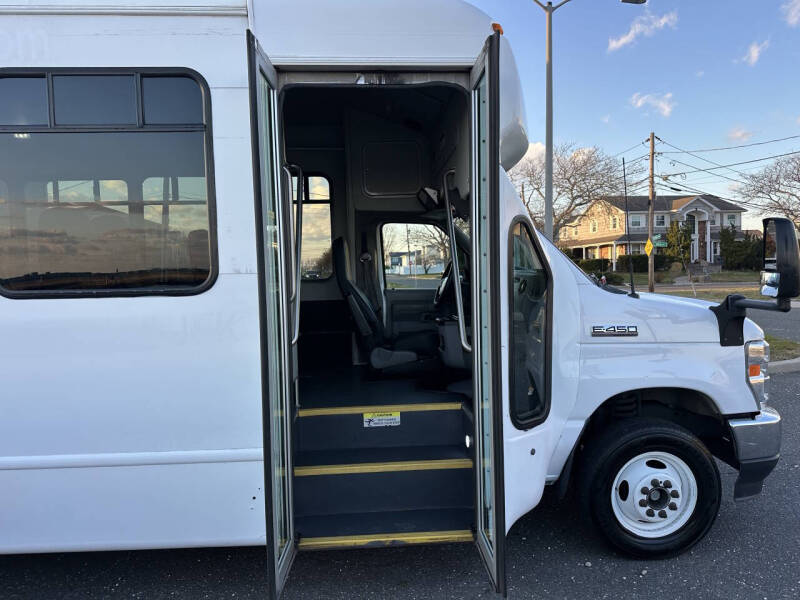 2023 Ford E-Series E-450 SD