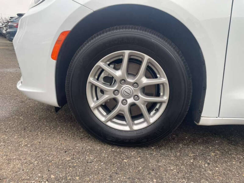 2025 Chrysler Pacifica Select