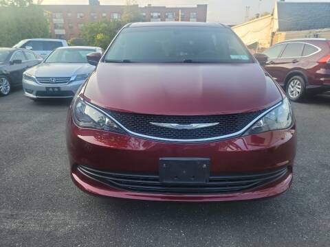 2017 Chrysler Pacifica for sale at OFIER AUTO SALES in Freeport NY