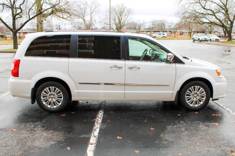 Used 2014 Chrysler Town & Country Limited with VIN 2C4RC1GGXER249815 for sale in Terre Haute, IN