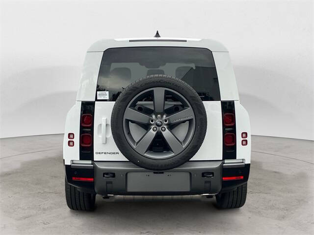2024 Land Rover Defender 130 P400 Outbound