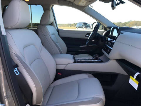 2025 Nissan Pathfinder SL