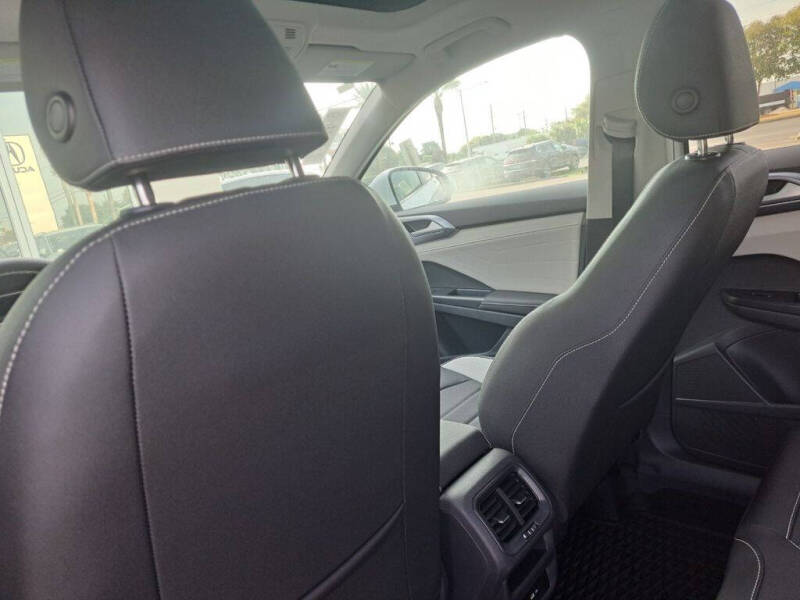 2025 Volkswagen Taos SEL 4Motion