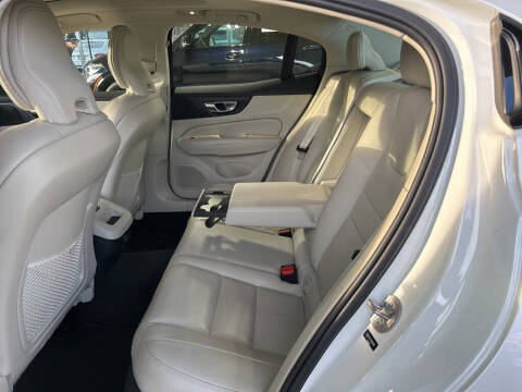 2024 Volvo S60 B5 Plus Dark Theme