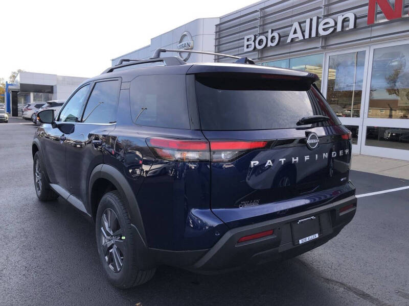 2025 Nissan Pathfinder SV