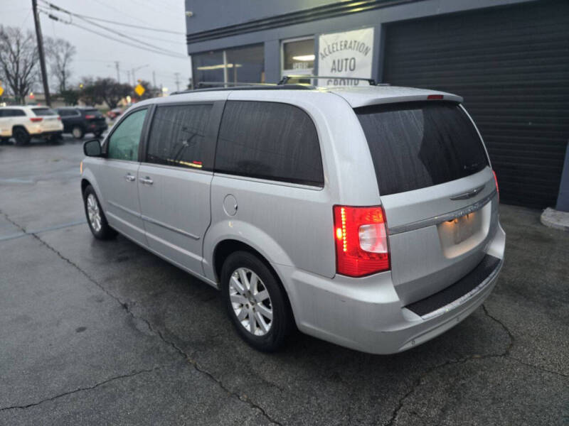 2012 Chrysler Town & Country Touring-L photo 7