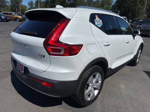 2022 Volvo XC40 T5 Momentum