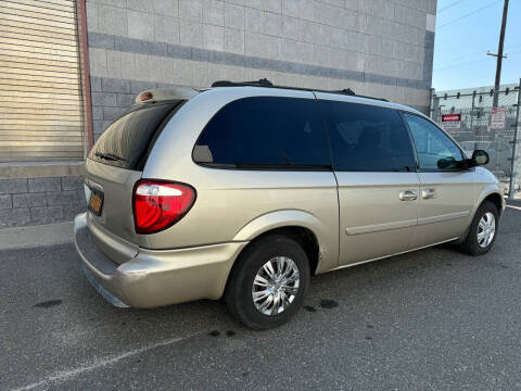 2005 Chrysler Town and Country LX