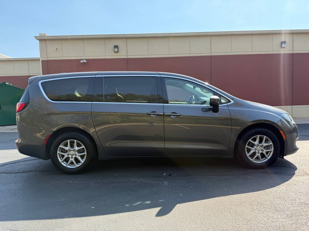 2017 Chrysler Pacifica for sale at Deals & Trades in Aurora, IL