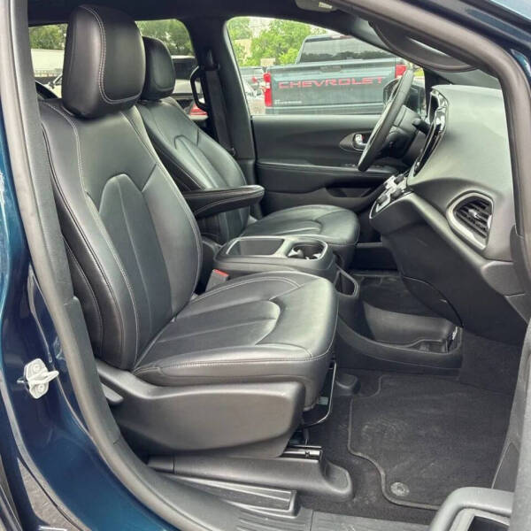 2025 Chrysler Pacifica Select