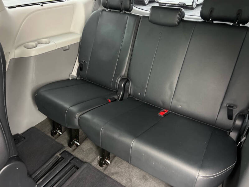 2013 Toyota Sienna SE 8-Passenger