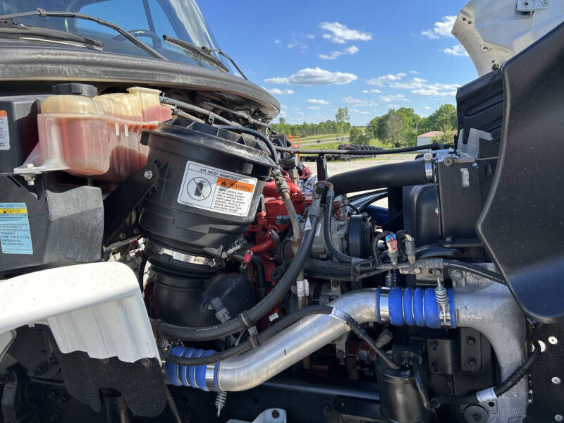 2017 Freightliner M2106 Truck
