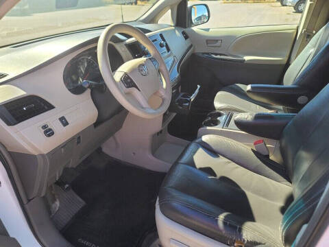 2013 Toyota Sienna LE 8-Passenger