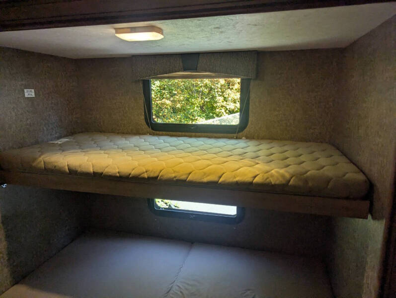 2015 Coachmen RV Apex 300BHS / 34ft