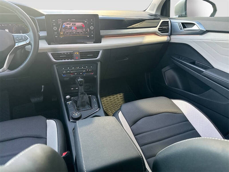 2025 Volkswagen Taos SEL 4Motion