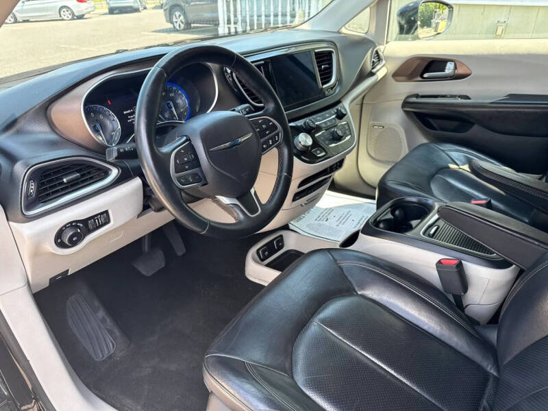 2017 Chrysler Pacifica Touring-L Plus