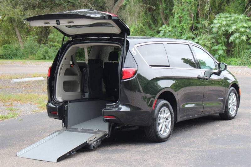 2023 Chrysler Voyager LX