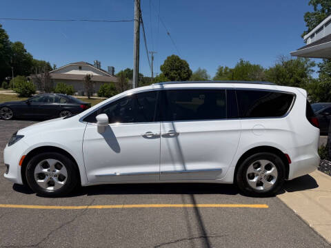 2017 Chrysler Pacifica Touring-L Plus